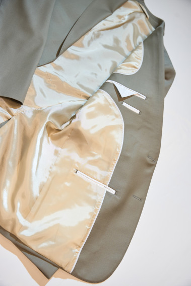 Zoom sur la veste du costume SUAT tilleul. Elle comporte 3 poches d'intérieures.