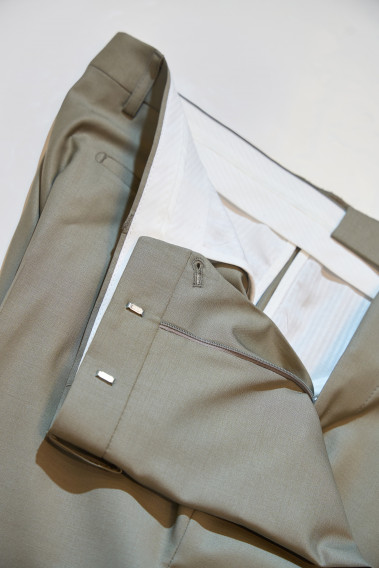 Zoom sur le pantalon du costume SUAT tilleul avec doublure blanche.