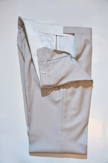 Zoom sur l’intérieur du pantalon du costume SUAT couleur craie. La doublure est blanche.