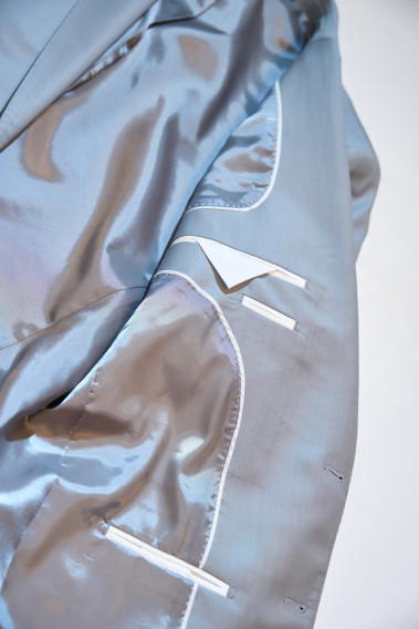 Zoom sur l'intérieur du costume SUAT gris clair. Elle comporte 3 poches d'intérieures.