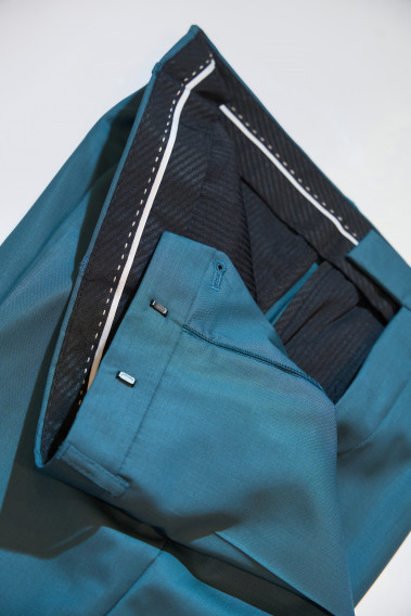 Zoom sur l’intérieur du pantalon du costume SUAT vert bleuté. La doublure est noire.