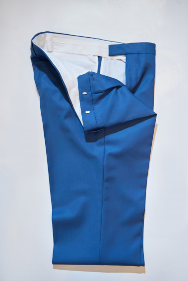 Zoom sur l’intérieur du pantalon du costume SUAT couleur bleu. La doublure est blanche.
