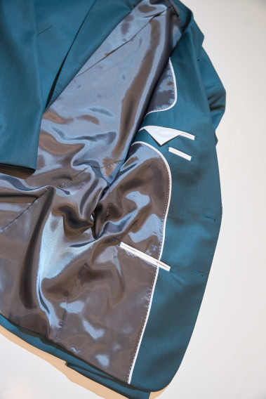 Zoom sur l'intérieur du costume .SUAT vert. Il comporte 3 poches intérieures