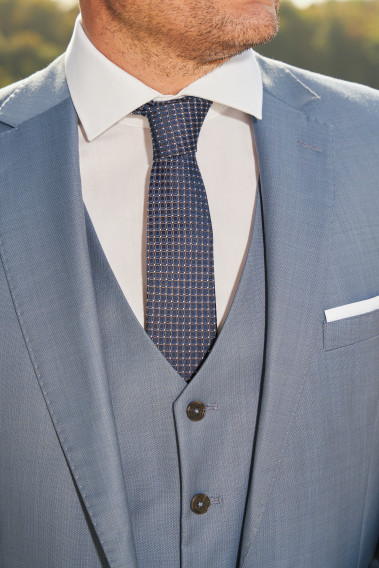 Costume SUAT bleu orage. Plan sur la cravate bleu avec des rayures.