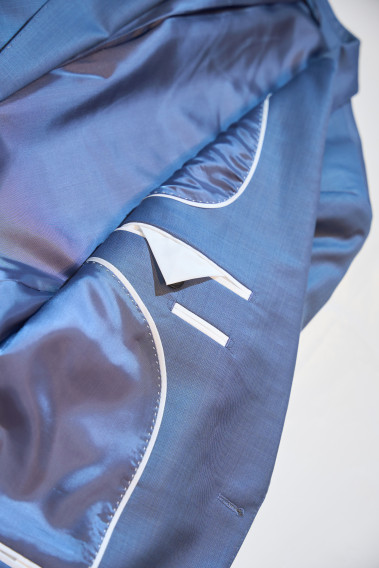 Zoom sur l’intérieur de la veste de costume SUAT couleur bleu orage. La doublure est bleu, elle comporte 3 poches intérieures.