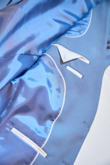 Zoom sur l’intérieur de la veste de costume SUAT couleur bleu grisé. La doublure est bleu, elle comporte 3 poches intérieures.