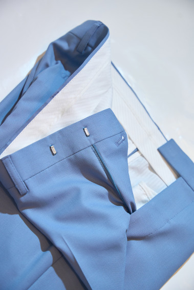 Zoom sur l’intérieur du pantalon du costume SUAT couleur bleu grisé. La doublure est blanche.