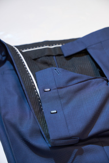 Zoom sur le pantalon du costume SUAT marine à carreaux avec doublure noire.