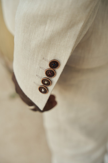 Zoom sur la manche de la veste TROPICAL beige. Elle comporte 4 boutons.