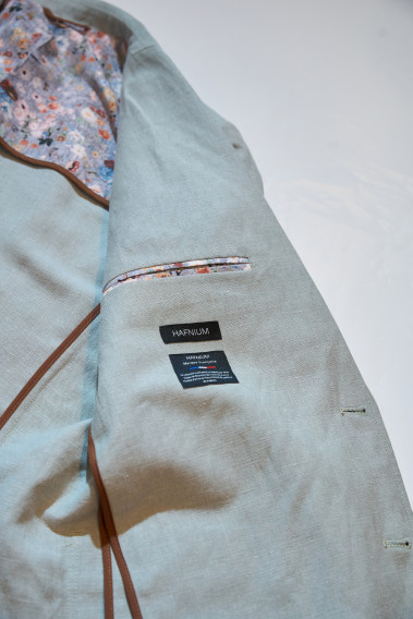 Zoom sur l'intérieur de la veste TROPICAL vert. Elle comporte 2 poches intérieures.