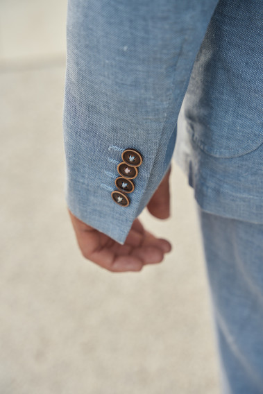 Zoom sur la manche de la veste TROPICALW bleue. Elle comporte 4 boutons.