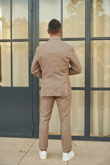 Homme de dos portant la veste TROPICALW brune.