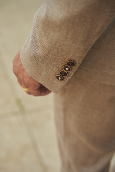 Zoom sur la manche de la veste TROPICALW brune. Elle comporte 4 boutons.