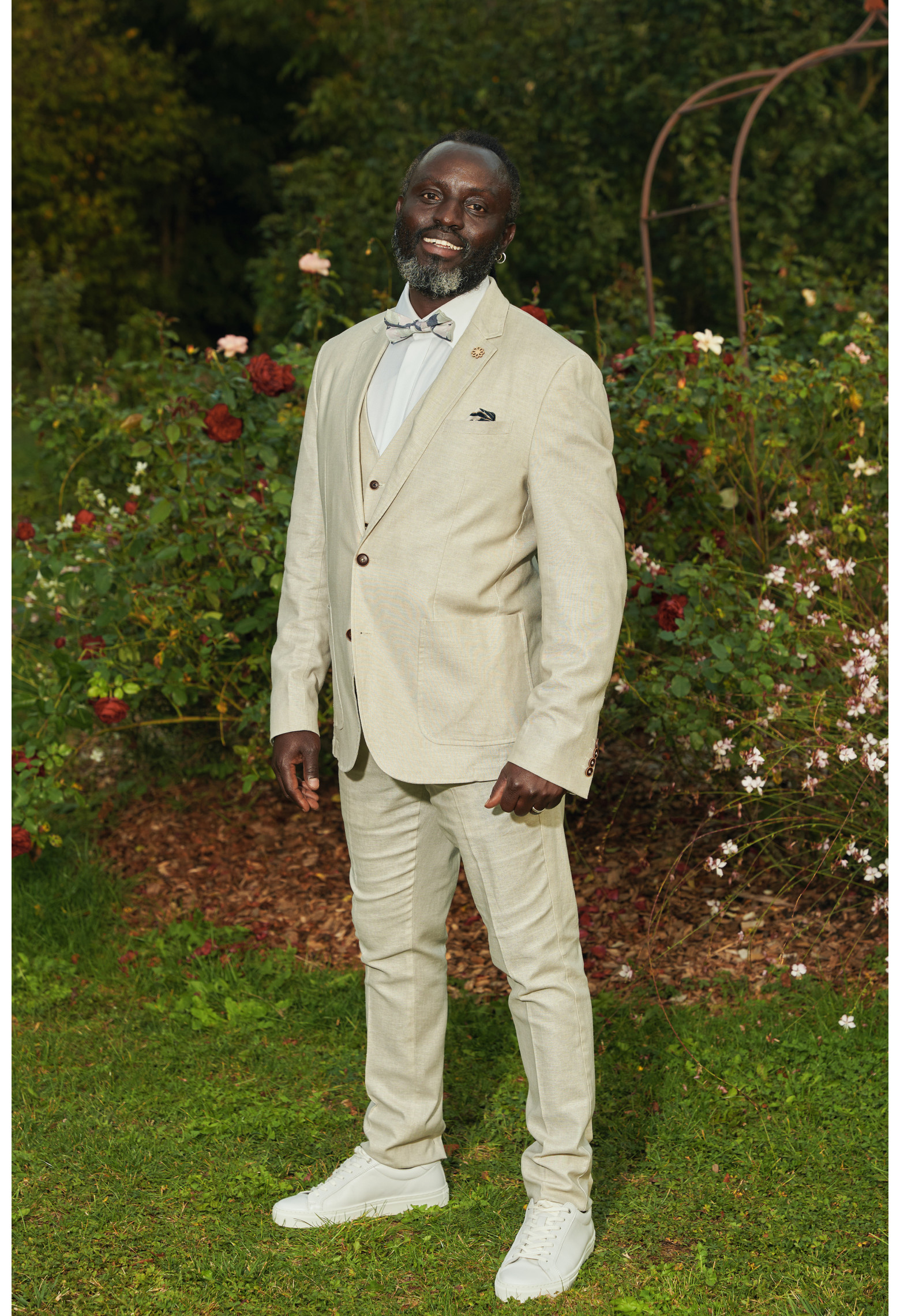 Homme portant la veste TROPICALW beige. Elle comporte une poche poitrine et 2 poches plaquées.