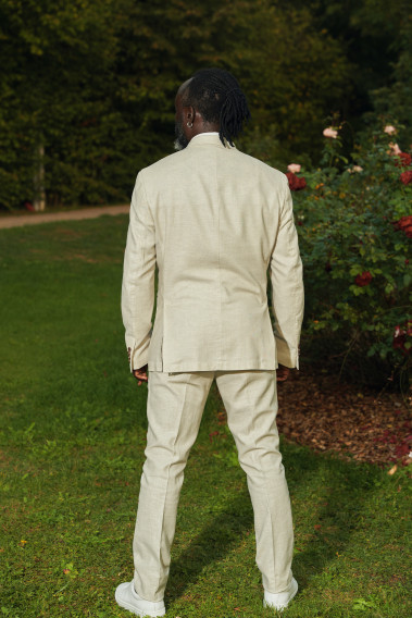 Homme de dos portant la veste TROPICALW beige.