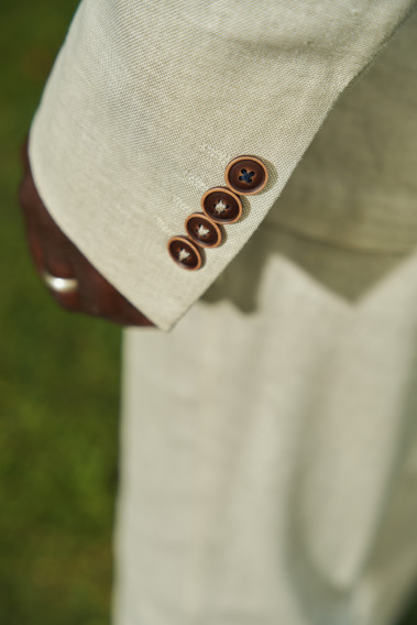 Zoom sur la manche de la veste TROPICALW beige. Elle comporte 4 boutons.