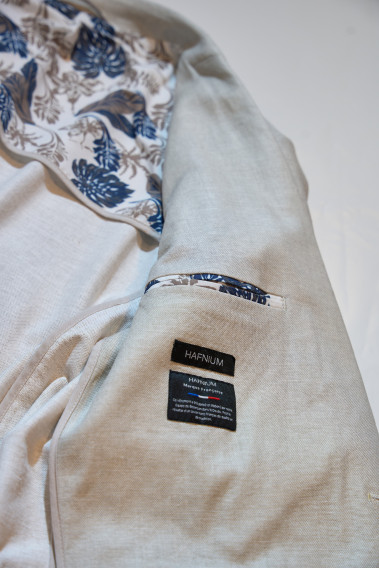 Zoom sur l'intérieur de la veste TROPICALW beige. Elle comporte 2 poches intérieures.