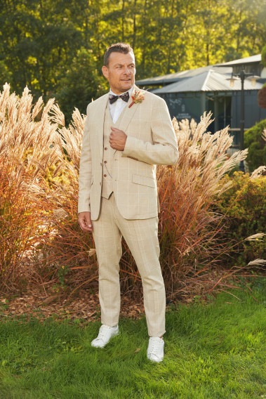 Homme portant le pantalon LINCOLN beige à carreaux. Il comporte 3 poches avant et 2 poches arrière.