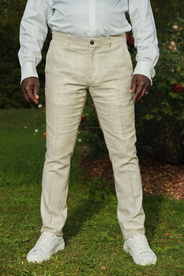 Homme portant le pantalon LINCOLNW beige. Il comporte 3 poches avant et 2 poches arrière.