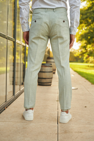 Homme de dos portant le pantalon LINCOLNW vert. Il comporte 3 poches avant et 2 poches arrière.