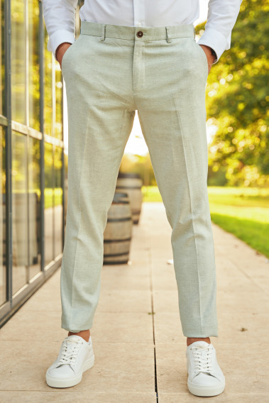 Homme portant le pantalon LINCOLNW vert. Il comporte 3 poches avant et 2 poches arrière.