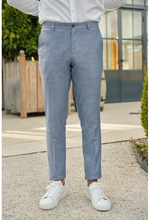 Homme portant le pantalon LINCOLNW bleu. Il comporte 3 poches avant et 2 poches arrière.