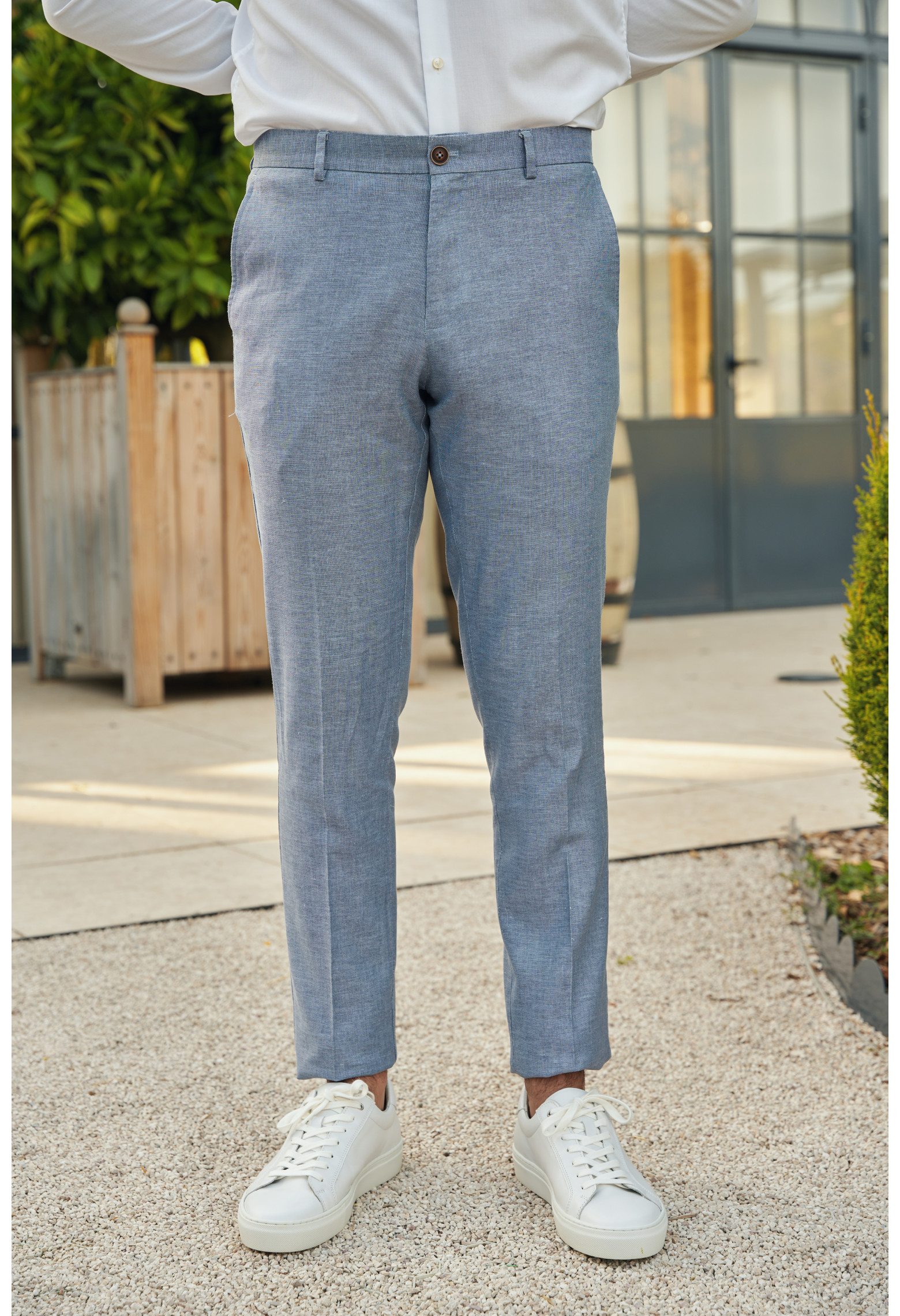 Homme portant le pantalon LINCOLNW bleu. Il comporte 3 poches avant et 2 poches arrière.