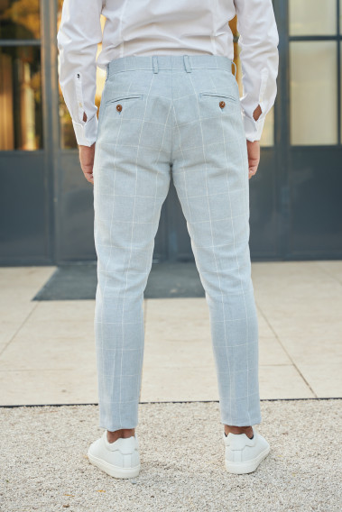 Homme de dos portant le pantalon LINCOLN bleu à carreaux. Il comporte 3 poches avant et 2 poches arrière.