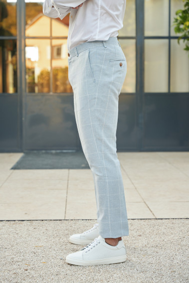 Homme de profil portant le pantalon LINCOLN bleu à carreaux. Il comporte 3 poches avant et 2 poches arrière.