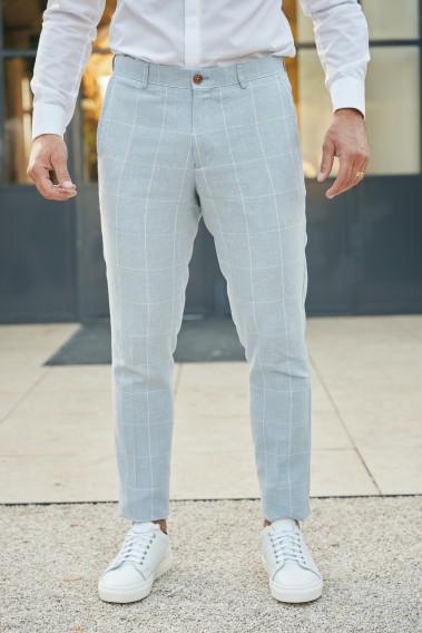 Homme portant le pantalon LINCOLN bleu à carreaux. Il comporte 3 poches avant et 2 poches arrière.