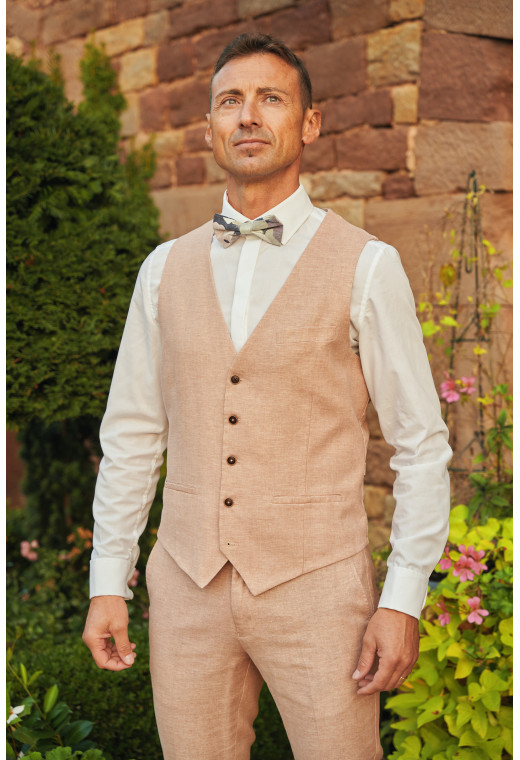 Homme portant le gilet LYMAW rose accompagné d'un nœuds papillon.