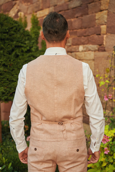 Homme de dos portant le gilet LYMAW rose avec possibilité de le resserrer.