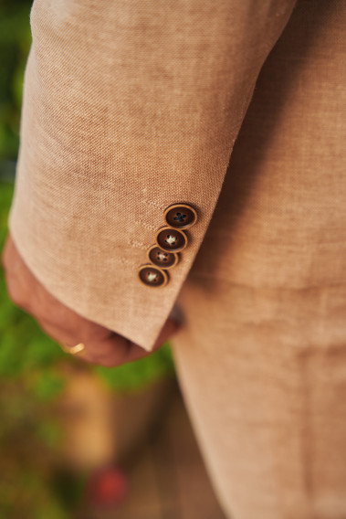 Zoom sur la manche de la veste GIORGIOVW rose. Elle comporte 4 boutons.