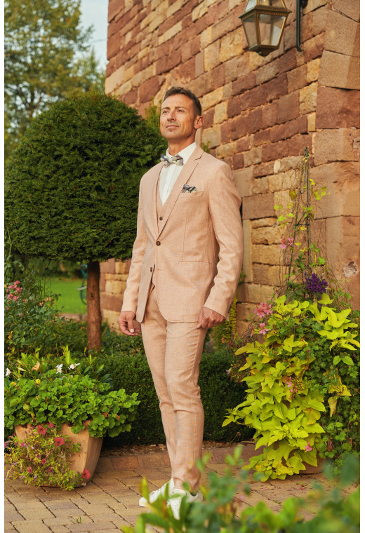 Homme portant la veste GIORGIOVW ROSE. Elle comporte une poche poitrine, une poche ticket et 2 poches .