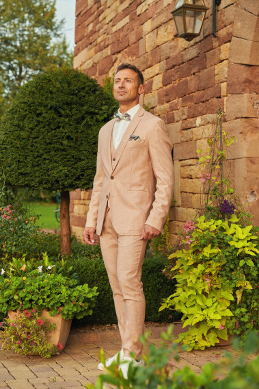 Homme portant la veste GIORGIOVW ROSE. Elle comporte une poche poitrine, une poche ticket et 2 poches .