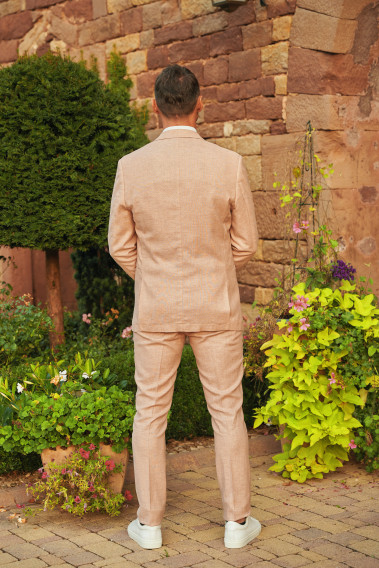 Homme de dos portant la veste GIORGIOVW rose.