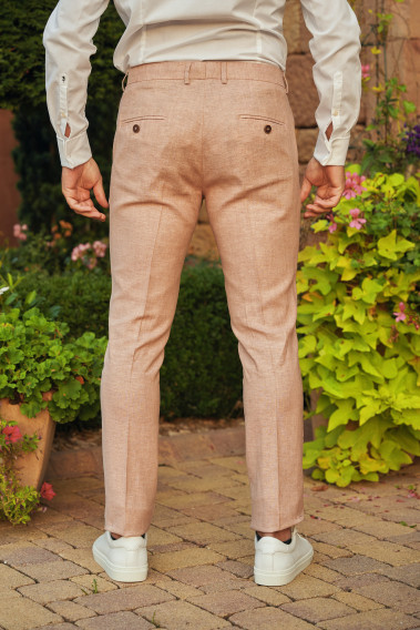 Homme de dos portant le pantalon LINCOLNW rose. Il comporte 3 poches avant et 2 poches arrière.