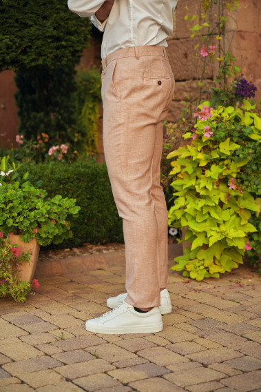Homme de profil portant le pantalon LINCOLNW rose. Il comporte 3 poches avant et 2 poches arrière.