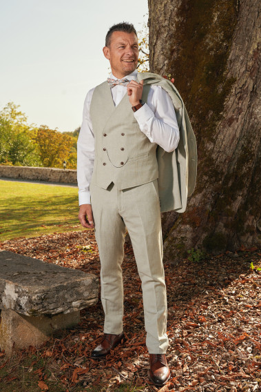 Homme portant le gilet PIANOSA vert accompagné d'un nœuds papillon.