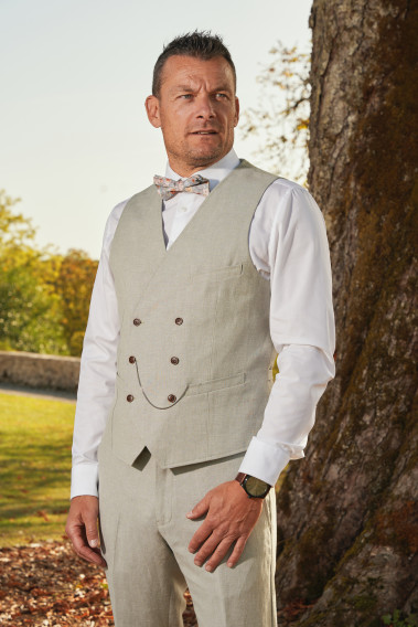 Homme portant le gilet PIANOSA vert accompagné d'un nœuds papillon.