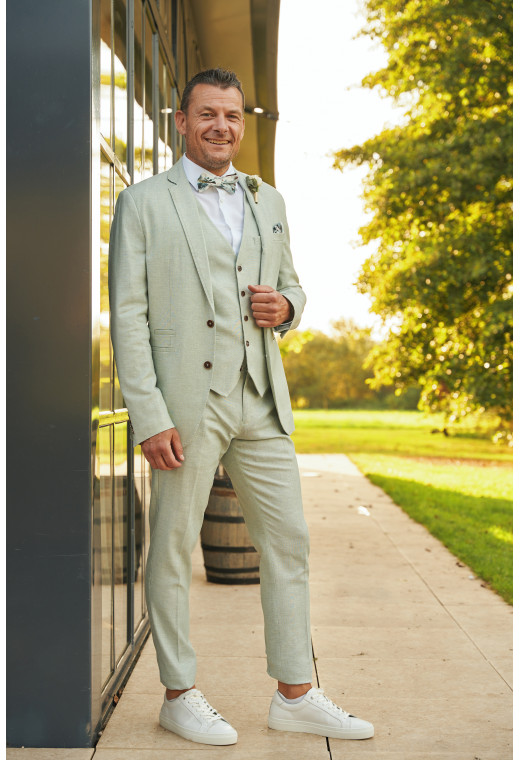 Veste GIORGIOVW vert pastel. Costume en mélange de lin. Le modèle porte le costume avec le gilet.